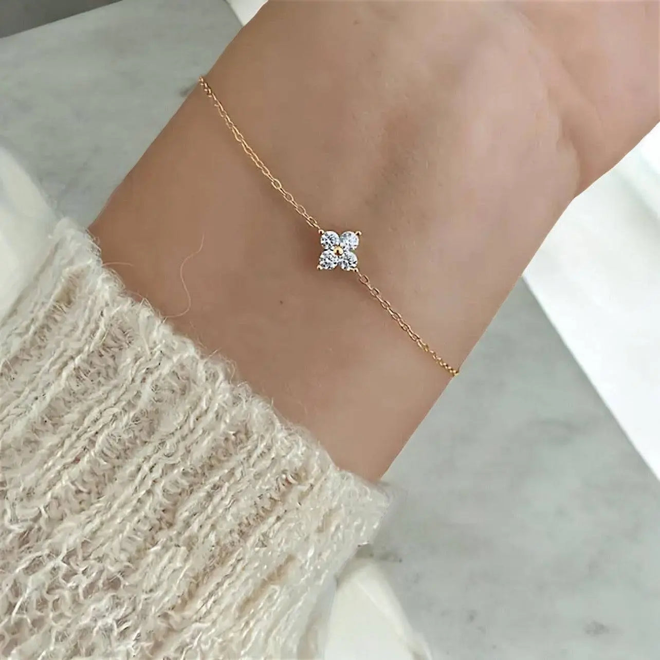 Elegantes Diamond Flower Armband aus Gold mit funkelnden Diamanten in Blumenform. Verstellbare Kette für perfekten Sitz am Handgelenk.