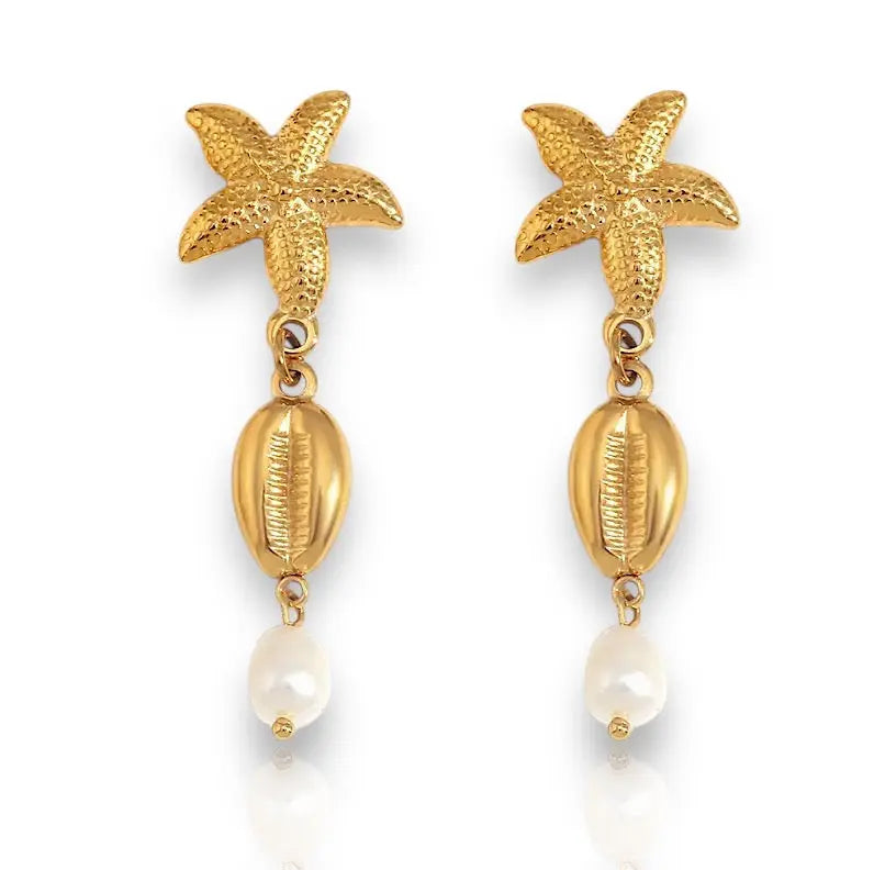 Ohrringe Jolene mit goldenen Sternen und Muscheln, perfekt für einen eleganten Look. Entdecken Sie die Kollektion!
