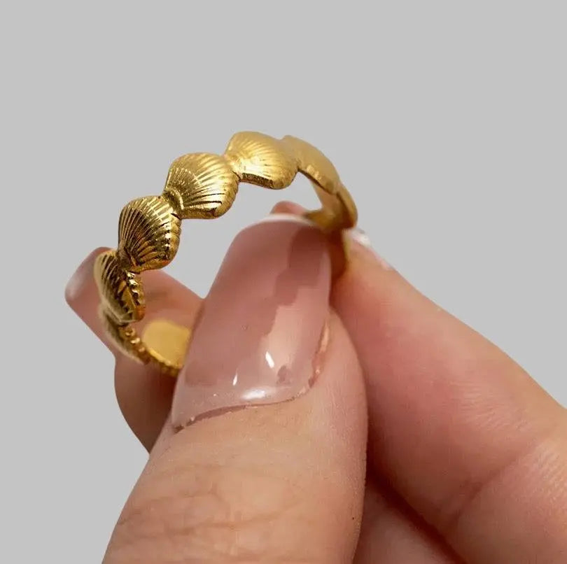 Eleganter goldener Ring mit Jakobs Muschel-Design, inspiriert von maritimen Elementen. Perfektes Schmuckstück für stilvolle Accessoire-Liebhaber.