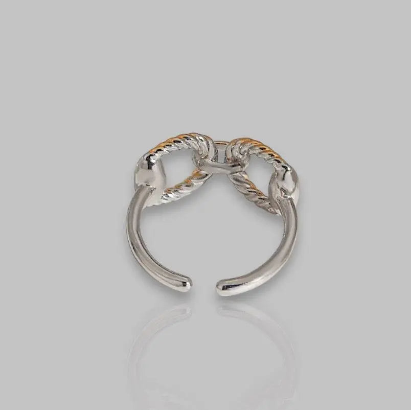 Eleganter Chunky-Ring mit goldenen und silbernen Details, verziert mit geflochtenem Design. Stilvolles Schmuckstück für moderne Looks.
