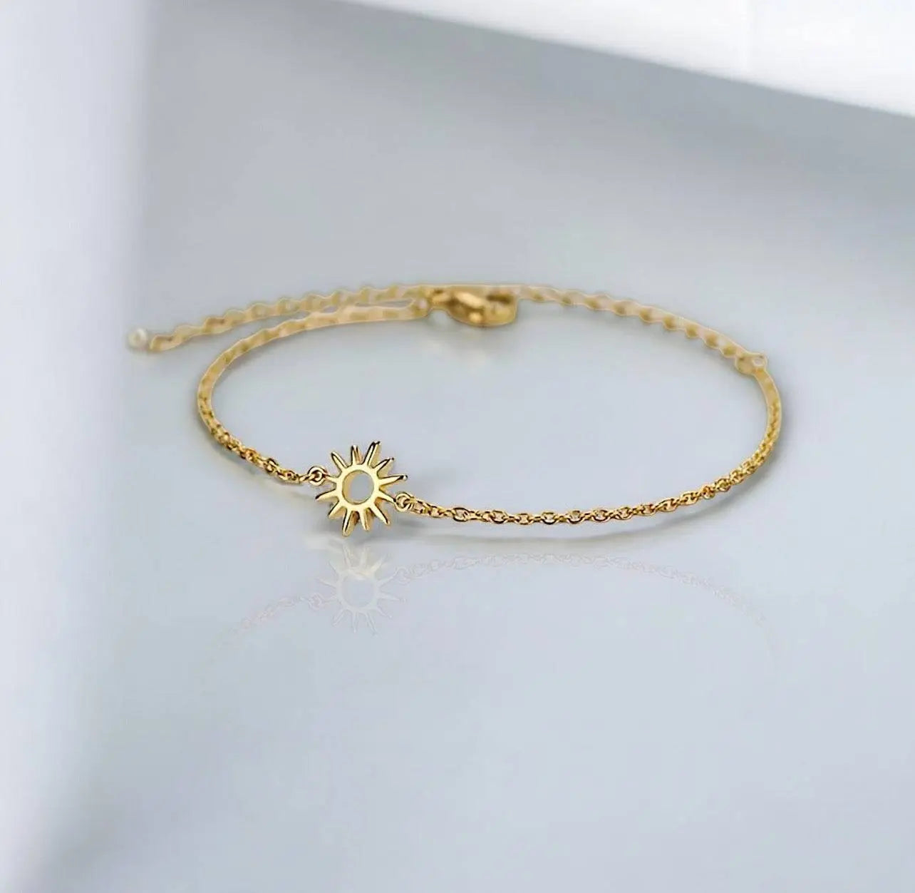 Elegantes Armband Sahara mit filigranem Sonnendesign, vergoldet und verstellbar. Perfekt für einen stilvollen, abenteuerlichen Look.