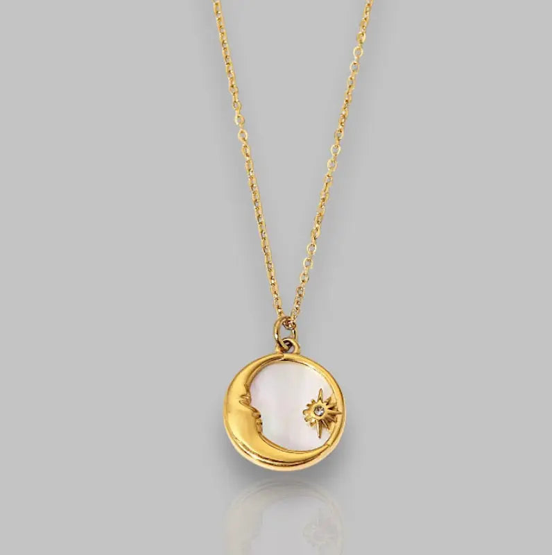 Elegante Rivka Halskette mit Mond- und Sonnenmotiv, perfekt für jeden Anlass.