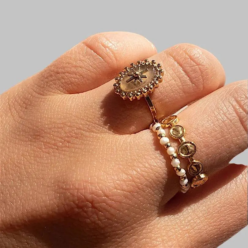 Eleganter Ring mit Rose Quarz und goldener Verzierung. Verstellbares Design für perfekten Sitz, ideal als stilvolles Schmuckstück für jeden Anlass.