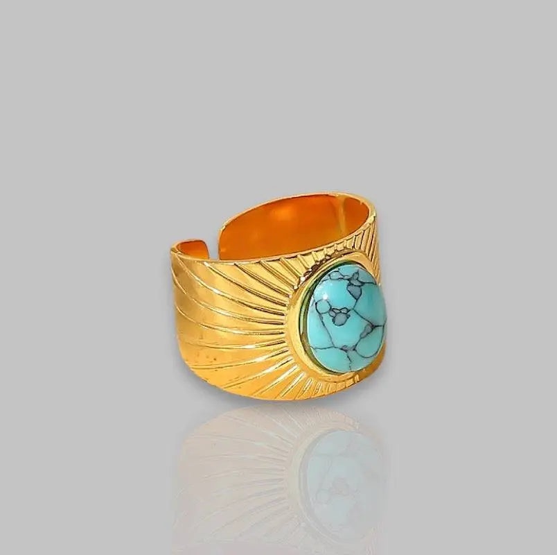 Aurora Ring – 18 Karat vergoldeter, größenverstellbarer Ring mit türkisfarbenem Stein und Sonnenstrahlen-Design. Wasserfest und im Sale erhältlich.