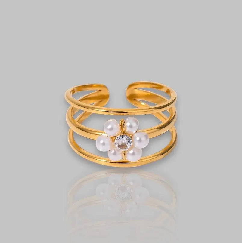 Eleganter goldener Ring mit Faux-Perlen und funkelndem Kristall in Blumenform. Stilvolles Schmuckstück für besondere Anlässe und Alltagslooks.