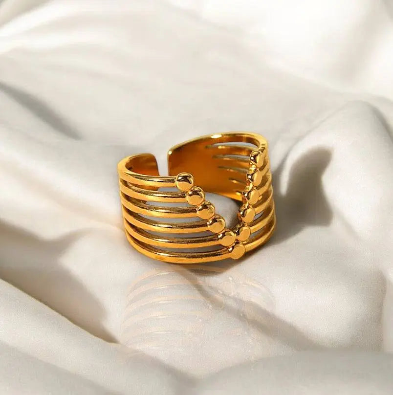 Eleganter goldener Ring Romia mit offenem Design und filigranen Linien. Perfekt für modebewusste Frauen und vielseitig kombinierbar.