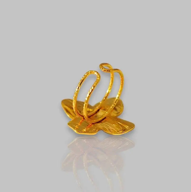Eleganter Four Leaf Ring mit goldener Fassung und blauer Blütenverzierung. Perfektes Schmuckstück für stilvolle Akzente zu jedem Anlass.