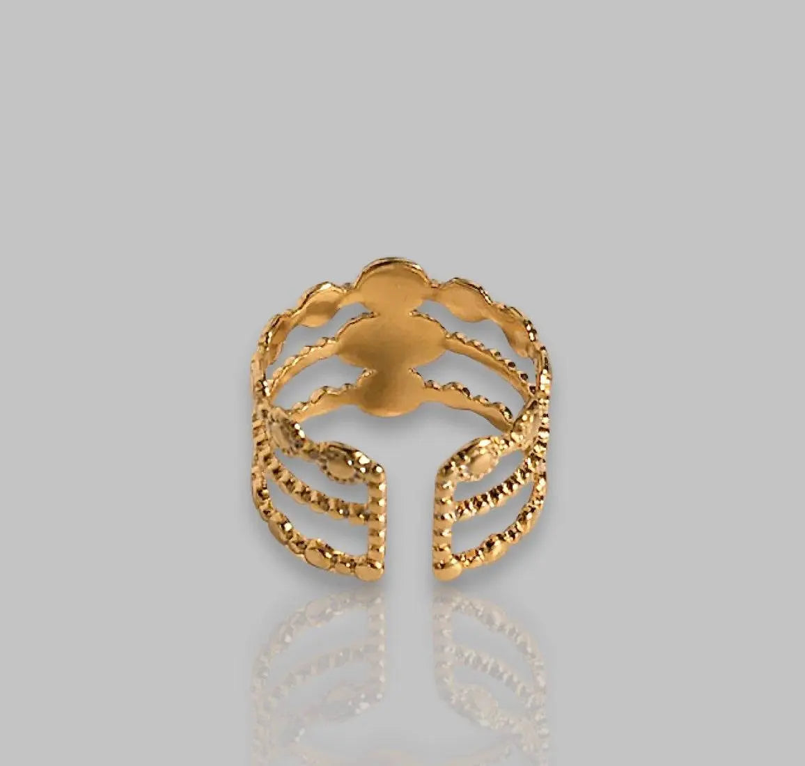 Eleganter goldener Ring Shelly mit filigranen Details und drei weißen Schmucksteinen. Stilvolles Accessoire für besondere Anlässe.