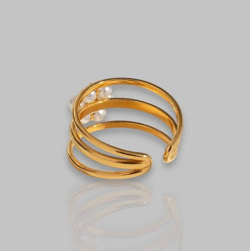 Eleganter goldener Ring mit Faux-Perlen und funkelndem Kristall in Blumenform. Stilvolles Schmuckstück für besondere Anlässe und Alltagslooks.