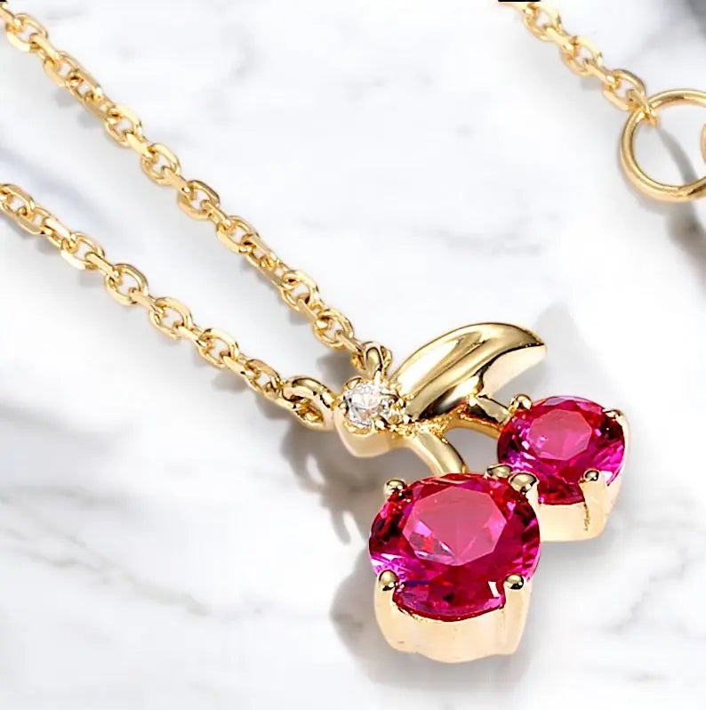 Elegante Cherry Bloom Halskette mit funkelnden rosa Steinen, ideal für jeden Anlass bei Ihrem Lieblingsgeschäft.
