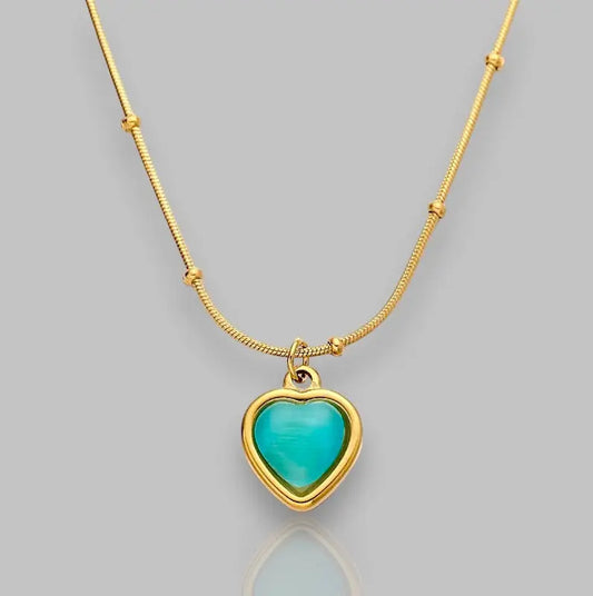 Zarte goldene Kette mit herzförmigem Anhänger in Türkis, perfekt für jeden Anlass. Entdecke die Quinn!