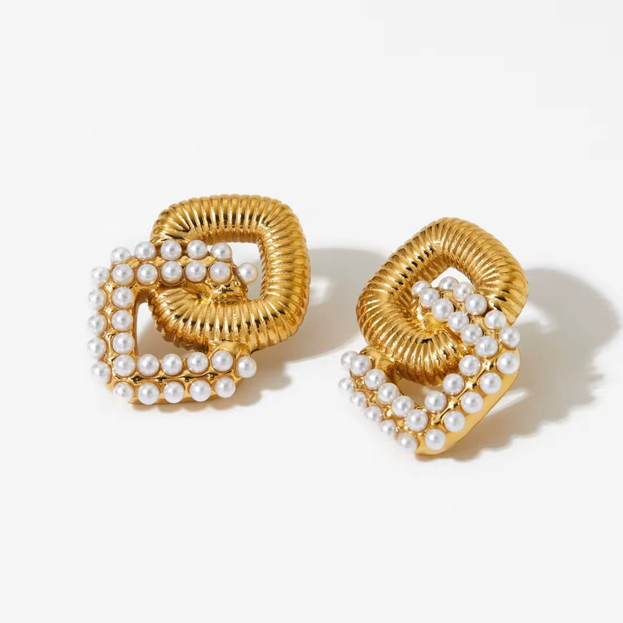 Gilded Loops goldene Ohrringe mit Perlenbesatz