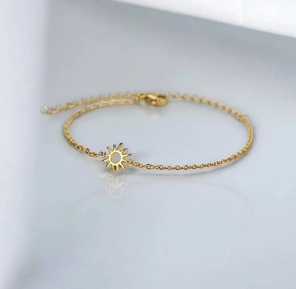 Elegantes Armband Sahara mit filigranem Sonnendesign, vergoldet und verstellbar. Perfekt für einen stilvollen, abenteuerlichen Look.