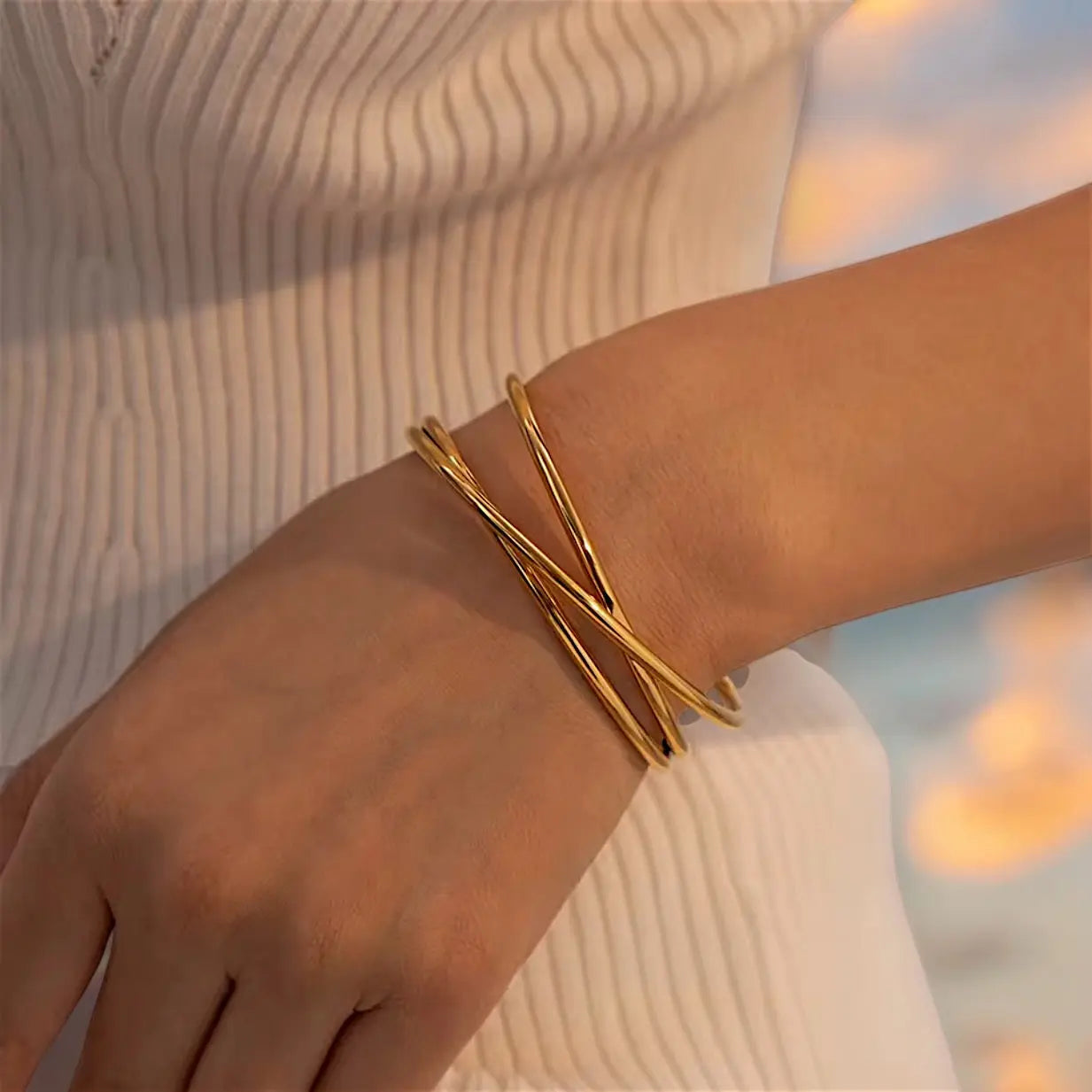 Eleganter Jovina Armreif in Gold, perfekt für jeden Anlass und stilvolle Outfits.