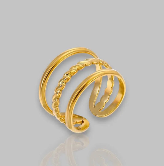 Eleganter goldener Ring Fenella mit geflochtenem Design für stilvolle Akzente im Schmuckkästchen.