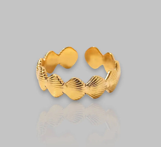 Eleganter goldener Ring mit Jakobs Muschel-Design, inspiriert von maritimen Elementen. Perfektes Schmuckstück für stilvolle Accessoire-Liebhaber.