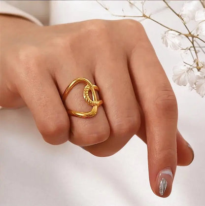 Eleganter Twist Charm Ring aus goldfarbenem Metall mit kunstvollem, verdrehtem Design. Perfektes Schmuckstück für individuellen Stil und Ausdruck.