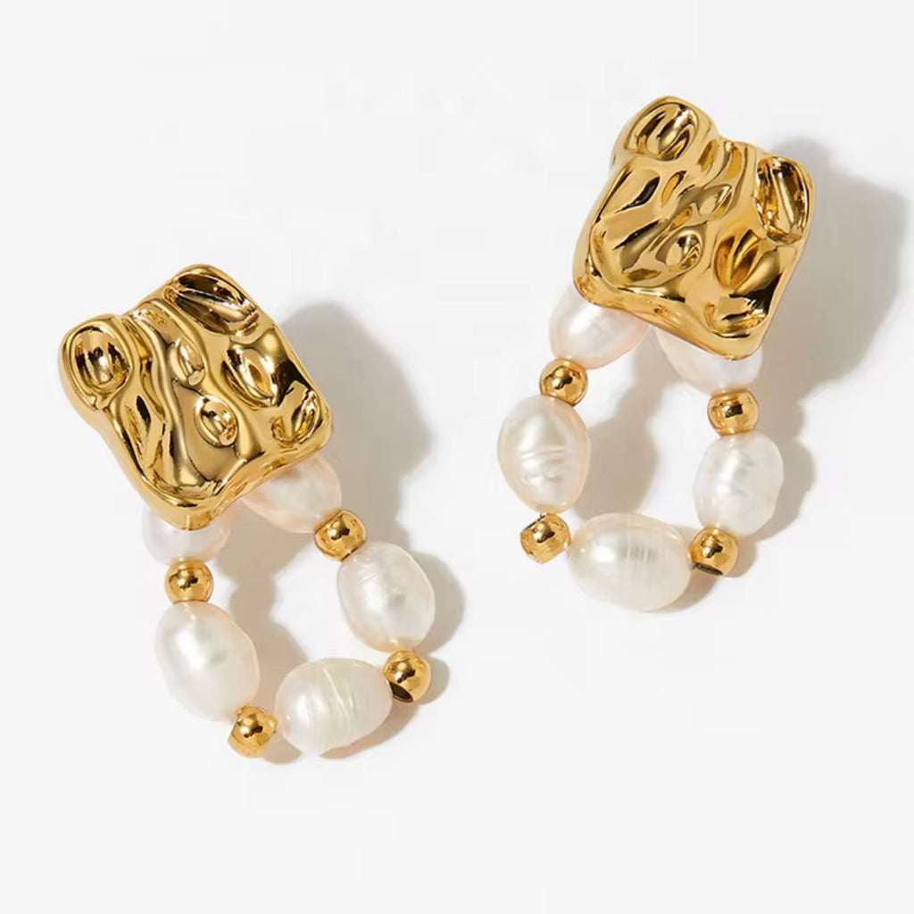 Baroque Bloom Ohrringe: goldene, unregelmäßige Quadrat-Topper mit Perlenkette aus Barockperlen