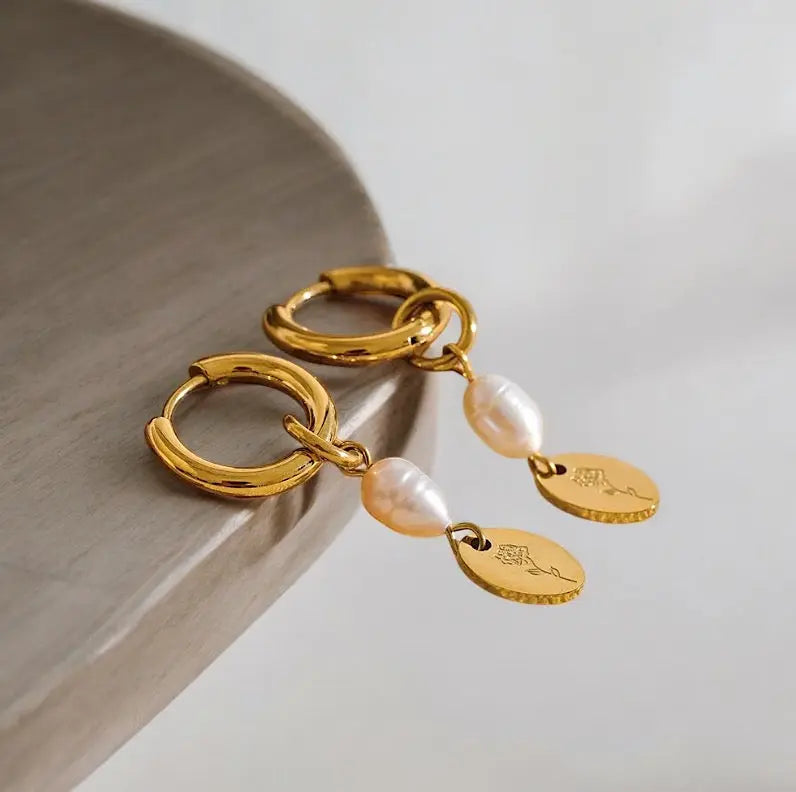 Elegante Ohrringe von Pearl Reflection mit hochwertigen Perlen, perfektes Accessoire für jeden Anlass.