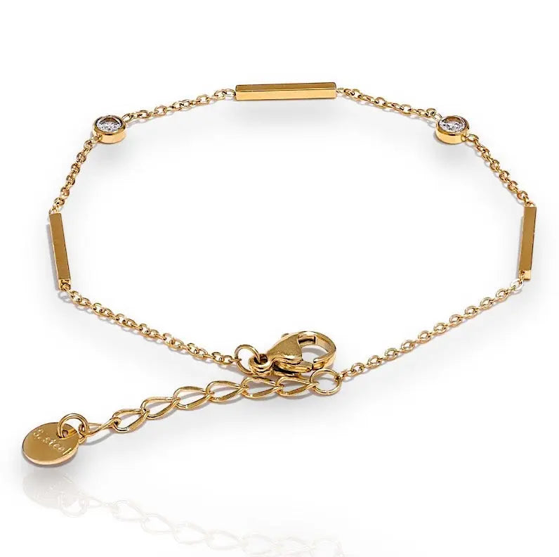 Elegante Oliana Armband mit modernem Design und funkelnden Akzenten für stilvolle Organisation im Alltag.
