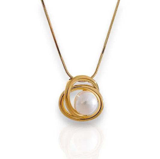 Elegante Sea Melody Kette mit goldfarbenem Anhänger und schimmernder Perle – zeitlose Schönheit für jeden Anlass.