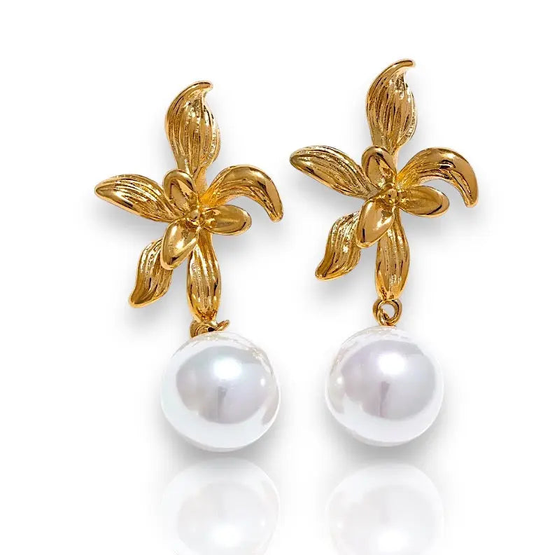 Ohrringe "Golden Blossom" mit elegantem Design und Perle, die Ihren Look perfekt ergänzen. Ideal für jeden Anlass.