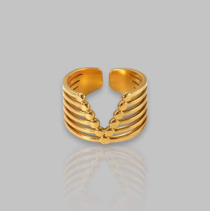 Eleganter goldener Ring Romia mit offenem Design und filigranen Linien. Perfekt für modebewusste Frauen und vielseitig kombinierbar.