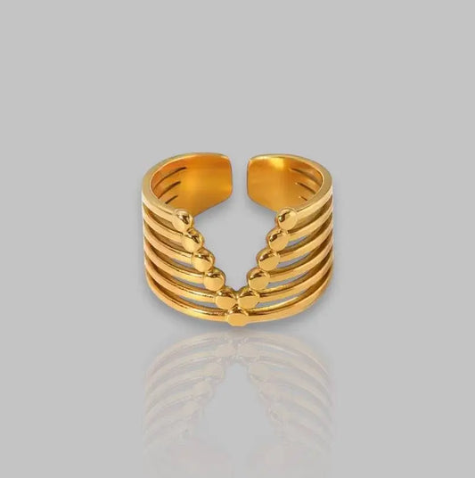 Eleganter goldener Ring Romia mit offenem Design und filigranen Linien. Perfekt für modebewusste Frauen und vielseitig kombinierbar.