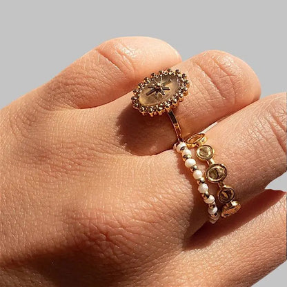Eleganter Ring mit Rose Quarz und goldener Verzierung. Verstellbares Design für perfekten Sitz, ideal als stilvolles Schmuckstück für jeden Anlass.