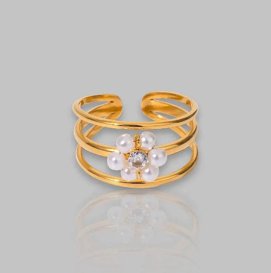 Eleganter goldener Ring mit Faux-Perlen und funkelndem Kristall in Blumenform. Stilvolles Schmuckstück für besondere Anlässe und Alltagslooks.