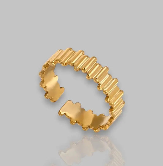 Eleganter goldener Ring „Ophelia“ mit modernem Design – perfekt für jeden Anlass und ein Must-Have für Ihr Schmuckkästchen.
