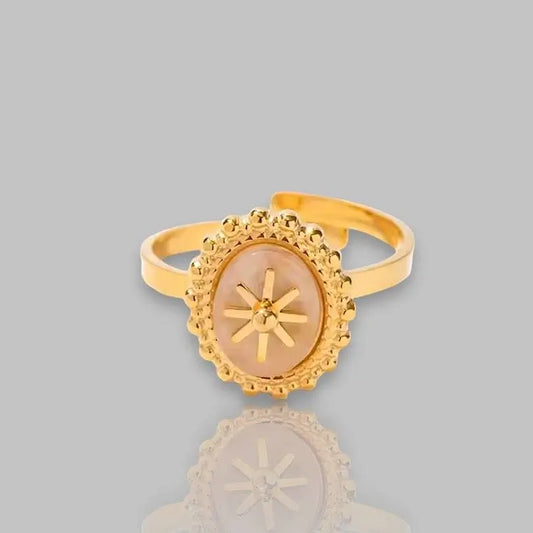 Eleganter Ring mit Rose Quarz und goldener Verzierung. Verstellbares Design für perfekten Sitz, ideal als stilvolles Schmuckstück für jeden Anlass.