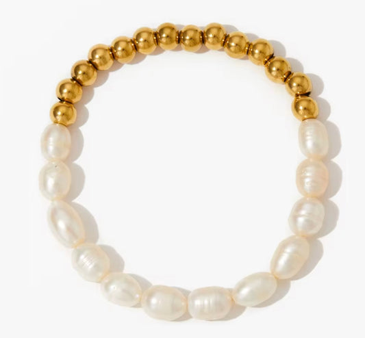 Pearl Balance Armband aus goldenen Kugelperlen und weißen Barockperlen