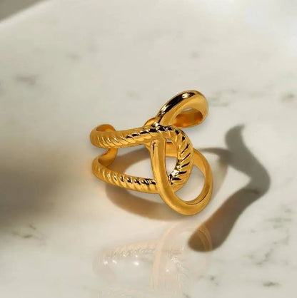 Eleganter Twist Charm Ring aus goldfarbenem Metall mit kunstvollem, verdrehtem Design. Perfektes Schmuckstück für individuellen Stil und Ausdruck.