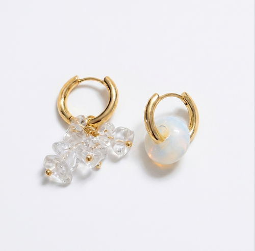 Aurora Stone Hoops: goldene Creolen; links Kristallperlen, rechts Opal-Anhänger.