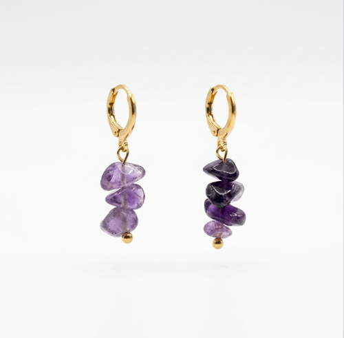 Amethyst-Vine-Ohrringe: goldene Haken mit gestapelten violetten Amethyst-Chips.