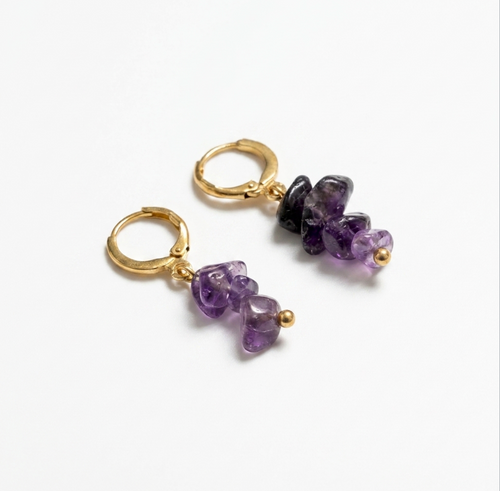 Goldene Hoop-Ohrringe mit violetten Amethyst-Chips in Rebenform als Anhänger.