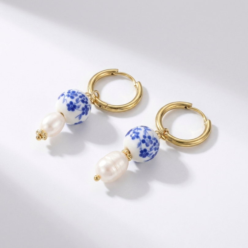 Blue Orchid Ohrringe | 18KGP: goldene Hoop-Ohrringe mit blau-weißer Keramikperle und Perlenanhänger.