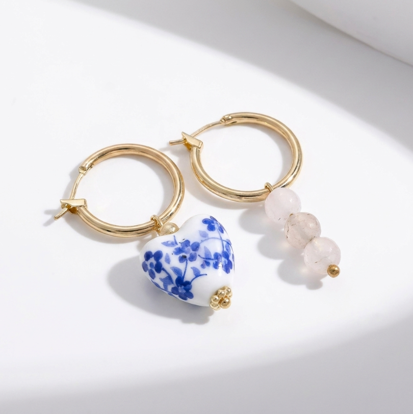 Blue Belle Ohrringe: goldene Hoop-Ohrringe mit blauweißem Porzellanherz und drei rosafarbene Perlenanhänger