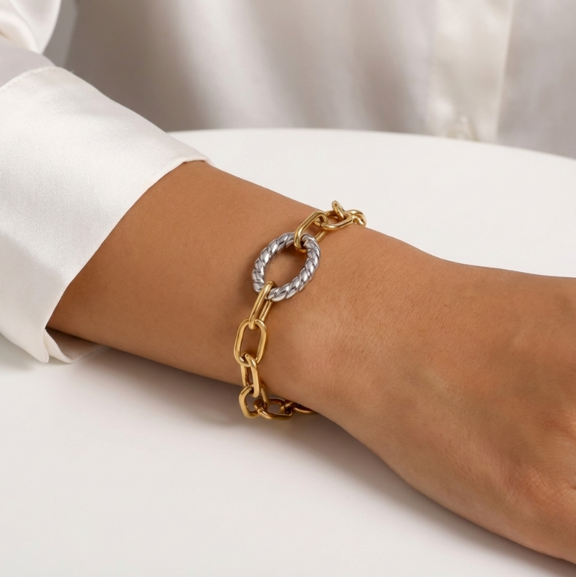 Two Souls Chain Armband: zweifarbiges Goldgliedarmband mit silbernem Ring-Detail am Handgelenk