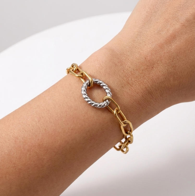 Two Souls Chain Armband: zweifarbige Gliederkette mit goldenen Links und silbernem gedrehten Ring.