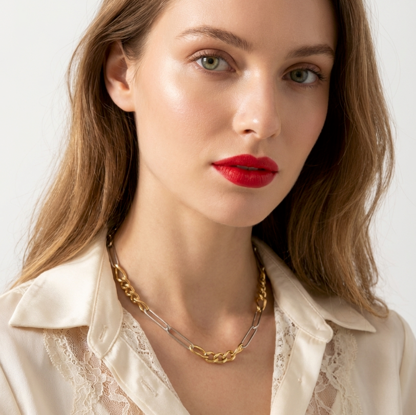 Zweifarbig Grace-Kette aus Gold- und Silbergliedern am Hals.