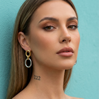 Silver & Sun Ohrringe: goldene und silberne Kreise an einer Frau vor türkisfarbenem Hintergrund.