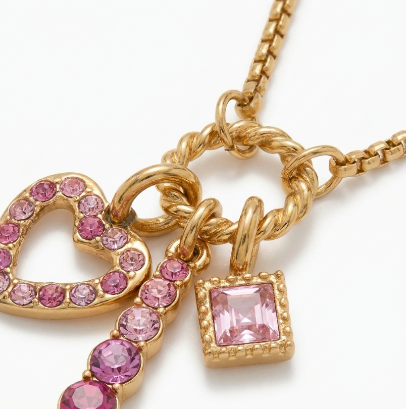 Pink Spark Halskette mit Herz-Anhänger aus pinken Steinen und quadratischem pinken Stein-Anhänger.