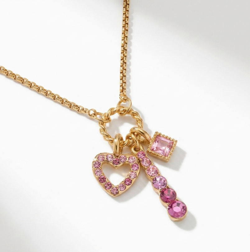 Pink Spark Halskette aus Gold mit Herzanhänger, pinkem Würfelanhänger und Steinlinienanhänger