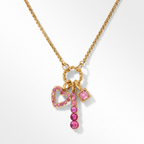Pink Spark Halskette mit goldener Kette und drei pinken Anhängern: Herzrahmen, senkrechter Steinanhänger und Quadrat.