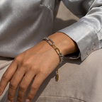 Royal Mixed Metal Armband mit silbernen und goldenen Gliedern am Handgelenk.