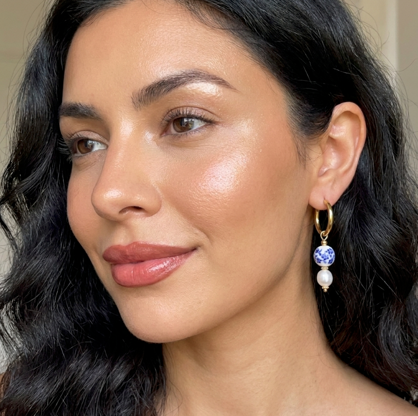Blue Orchid Ohrringe, 18KGP: goldene Hänge mit blau-weißer Keramikperle und weißer Perle.