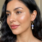 Blue Orchid Ohrringe, 18KGP: goldene Hänge mit blau-weißer Keramikperle und weißer Perle.
