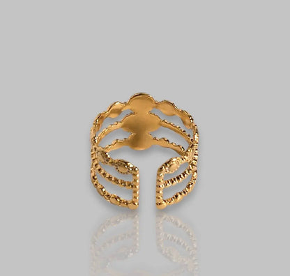 Eleganter goldener Ring Shelly mit filigranen Details und drei weißen Schmucksteinen. Stilvolles Accessoire für besondere Anlässe.